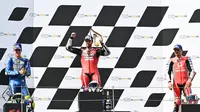 Pembalap Ducati, Andrea Dovizioso, melakukan selebrasi usai menjuarai balapan MotoGP Austria di Sirkuit Red Bull Ring, Minggu (16/8/2020). Dovizioso finis pertama dengan catatan waktu 28 menit 20,853 detik. (AFP/Joe Klamar)