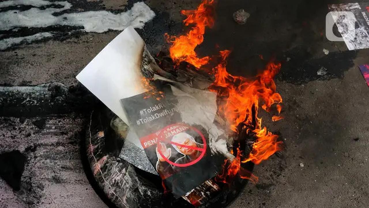 Aksi Bakar Ban Panaskan Unjuk Rasa Menolak Pengesahan RUU TNI Jadi Undang-Undang