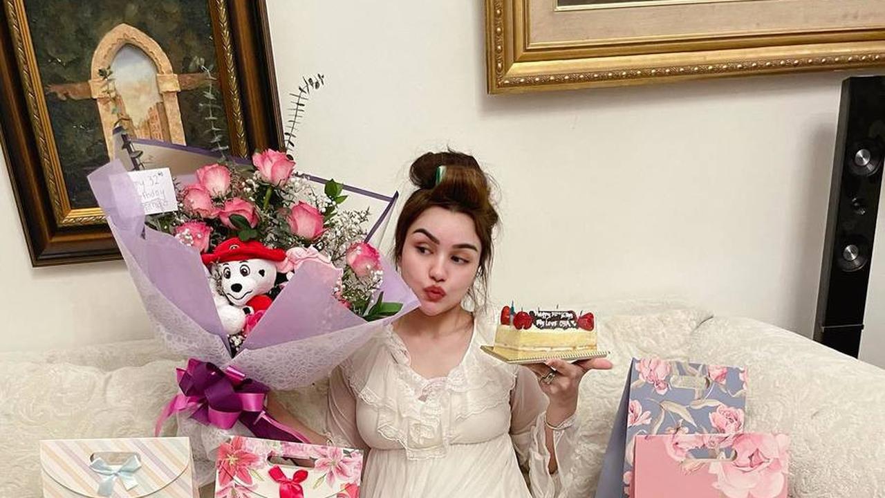 Potret Nurah Syahfirah Dapat Kejutan Ultah dari Teuku Rafly, Tetap Cantik Bak Barbie Meski Pakai Baju Tidur