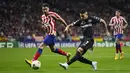 Penyerang Bayer Leverkusen  Paulinho berebut bola dengan bek Atletico Madrid Jose Gimenez pada matchday kelima Grup B Liga Champions 2022/23 di Wanda Metropolitano, Kamis (27/10/2022) dini hari WIB. Sedangkan dua gol balasan Atletico disarangkan winger Yannick Carrasco dan gelandang Rodrigo De Paul. (AP Photo/Manu Fernaandez)