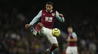 Aaron Lennon. Gelandang berusia 34 tahun yang musim ini kembali memperkuat Burnley, total telah tampil dalam 392 laga di Premier League dengan mencetak 34 gol dan 62 assist bersama 4 klub. Debutnya terjadi saat timnya, Leeds United kalah 1-2 dari Tottenham Hotspur, 23 Agustus 2003. (AFP/Ian Kington)