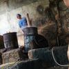 Pekerja merebus kulit sapi untuk pembuatan kerupuk kulit produksi rumahan di Katulampa, Bogor, Jawa Barat, Sabtu (17/9/2022). Penyaluran kredit usaha rakyat (KUR) makin membesar tahun depan.  Pemerintah akan menaikkan target penyaluran KUR menjadi Rp 460 triliun di 2023. (Liputan6.com/Angga Yuniar)