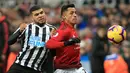 Striker Manchester United, Alexis Sanchez berusaha mengejar bola dari kawalan bek Newcastle United, DeAndre Yedlin selama pertandingan lanjutan Liga Inggris di St James 'Park (2/1). MU menang 2-0 atas Newcastle. (AFP Photo/Lindsey Parnaby)