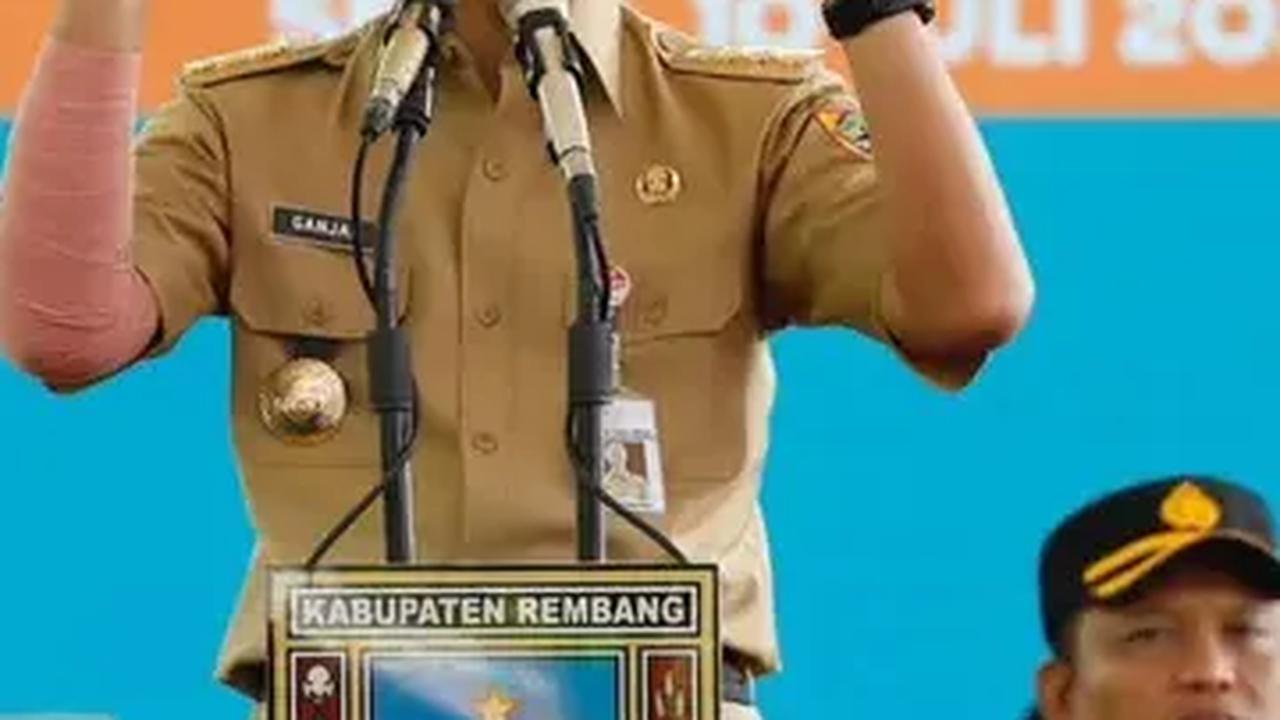 Atas laporan itu, Ganjar mencopot Widodo dari posisi Kepala SMKN 1 Sale. Dia ditarik ke Cabang Dinas Pendidikan dan Kebudayaan Wilayah III Jateng.