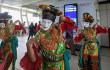 FOTO: Semarak HUT Jakarta, Tari Topeng Betawi Hibur Penumpang LRT Jabodebek