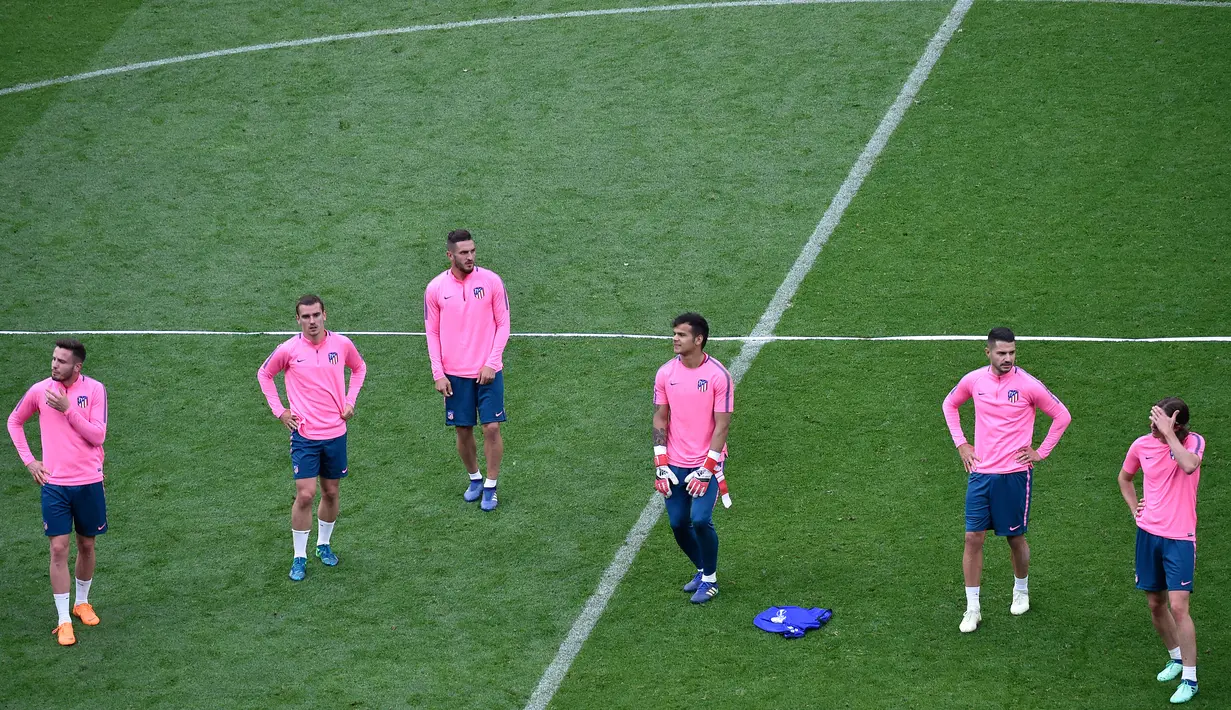 Para pemain Atletico Madrid saat mengikuti sesi latihan di stadion Parc OL di Decines-Charpieu (15/5). Atletico Madrid akan bertanding melawan wakil Prancis, Marseille pada babak final Liga Europa. (AFP Photo/Jean-Philippe Ksiazek)