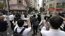 <p>Seorang saksi mata mengatakan suaranya ledakan sangat besar. Seolah-olah sesuatu yang amat besar jatuh dari gedung. (AP Photo/Eugene Hoshiko)</p>