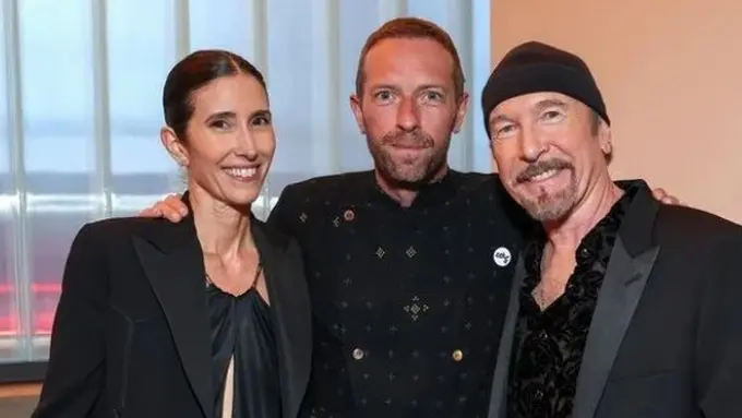 Chris Martin Kenakan Beskap dari Brand Lokal Sukkha Citta