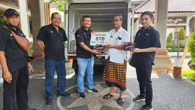<p>SCM EMTEK membagikan 1.020 STB TV digital gratis untuk warga Denpasar. Serah terima dilaksanakan di kantor Kecamatan Denpasar Utara, Bali, Selasa (21/2/2023). Dok: SCM EMTEK</p>