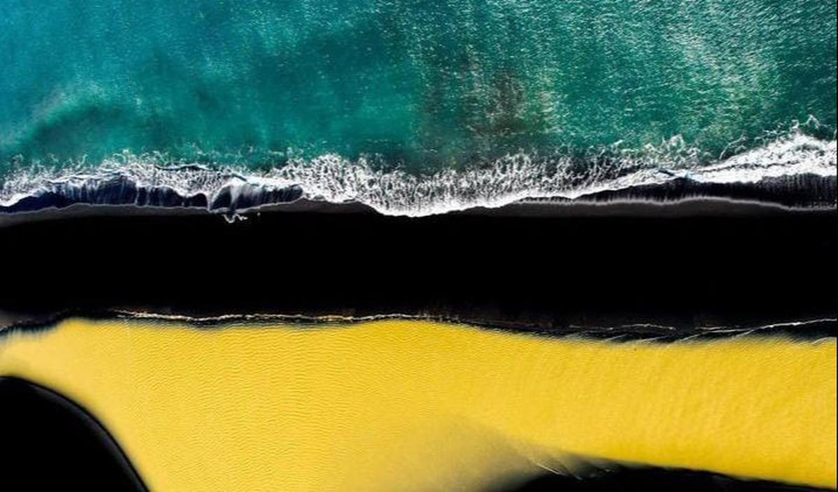 Terletak di Taman Nasional Vatnajokull, Islandia, kontras warna pada pantai tersebut menciptakan pemandangan indah bak di dunia dongeng.<br>