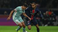 Penyerang Prancis Paris Saint-Germain Bradley Barcola (kanan) dan bek Argentina Atletico Madrid Nahuel Molina Lucero berebut bola selama Liga Champions UEFA, fase Liga - Pertandingan ke-4, pertandingan sepak bola antara Paris Saint-Germain (PSG) dan Atletico Madrid, di stadion Parc des Princes di Paris pada 6 November 2024.FRANCK FIFE / AFP