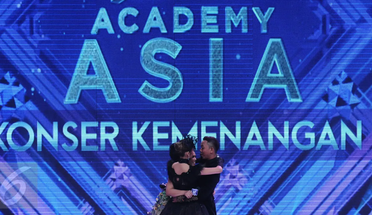 Tiga finalis D'Academy Asia 2 berpelukan usai tampil pada konser kemenangan di Studio 5 Indosiar, Jakarta, Kamis (29/12). Weni berhasil tampil menjadi juara dan Rani harus puas diposisi kedua serta Irsya ditempat ketiga. (Liputan6.com/Helmi Fithriansyah)