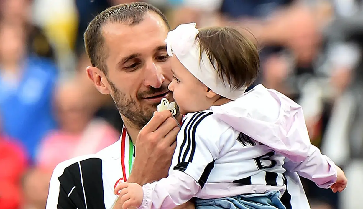 Bek Juventus, Giorgio Chiellini, mengajak putrinya turut merayakan pesta Si Nyonya Tua meraih gelar Serie A Italia. (AFP/Giuseppe Cacace)