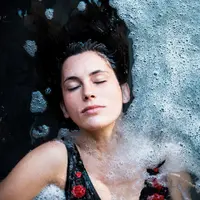 Mandi air dingin atau cold shower ternyata menyimpan banyak manfaat kesehatan yang tidak kalah penting. (foto/dok: freepik)