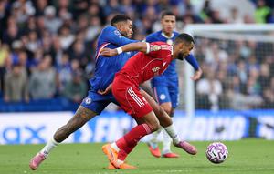 Cody Gakpo ditantang oleh Reece James dalam laga Liga Inggris antara Chelsea dan Liverpool di Stamford Bridge, London, 4 Oktober 2025. (AP Photo/Ian Walton)