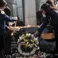 Sejumlah mahasiswa melakukan tabur bunga dalam Peringatan 17 Tahun Tragedi 12 Mei 1998 di Universitas Trisakti, Jakarta, Selasa (12/5). Kegiatan tersebut untuk mengenang kembali empat mahasiswa Trisakti yang tewas tertembak. Liputan6.com/Johan Tallo)