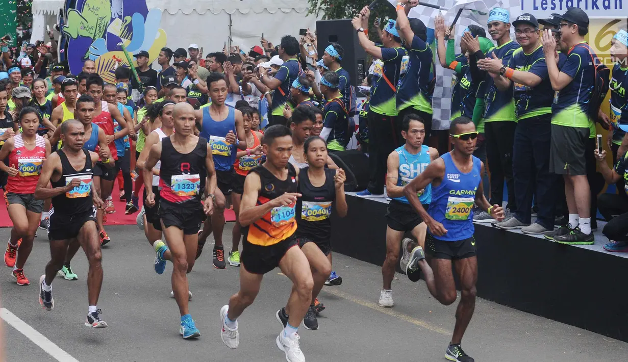 Pelari nasional, Agus Prayogo (depan) saat melaju di ajang Pertamina Eco Run 2017 kategori 10K umum pria di Pantai Karnaval Ancol, Jakarta, Sabtu (16/12). Agus menjadi yang tercepat di kategori tersebut. (Liputan6.com/Helmi Fithriansyah)