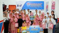 Karyawan BAF foto bersama dengan anak-anak Panti Asuhan Yatim & Dhuafa Mizan Amanah dalam penyerahan bahan pangan bernutrisi CSR BAF Nutri-Kids. (Sumber: BAF)