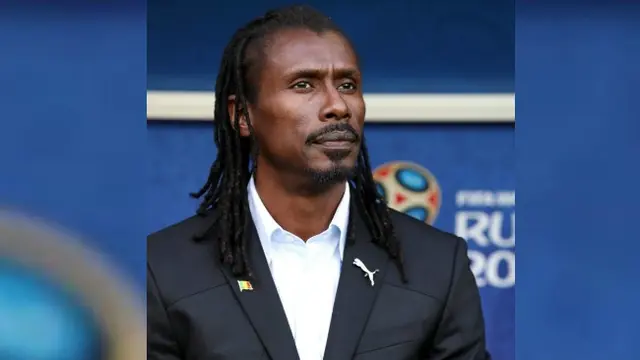 Berbeda dengan pelatih lainnya yang terlihat rapi dengan potongan rambut cepak dan klimis, Cisse justru tampil nyentrik.