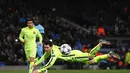 Lionel Messi mencoba mencetak gol dengan sundulan kepala ke gawang Manchester City. (EPA/Peter Powell)