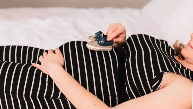 Tips Tidur Nyenyak untuk Ibu Hamil Trimester 3: Posisi, Rutinitas, dan Produk Pendukung yang Aman