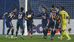 Pemain Arsenal Nicolas Pepe (tengah) melakukan selebrasi usai mencetak gol ke gawang Villarreal pada pertandingan leg pertama semifinal Liga Europa di Stadion Estadio de la Ceramica, Villarreal, Spanyol, Kamis (29/4/2021). Villareal menang 2-1. (AP Photo/Alberto Saiz)