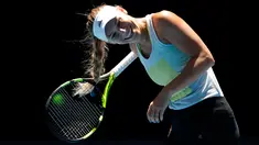Reaksi petenis Denmark, Caroline Wozniacki ketika rambutnya tersangkut di raket pada sesi latihan menjelang Grand Slam Australia Terbuka di Melbourne, Minggu (14/1). Grand slam tersebut bakal berlangsung 15-28 Januari 2018. (AP/Vincent Thian)