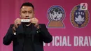 Pengundi mengangkat hasil undian dalam drawing babak grup Piala AFF Putri U-16 2025 di SCTV Tower, Senayan, Jakarta, Senin (21/7/2025). (Liputan6.com/Helmi Fithriansyah)