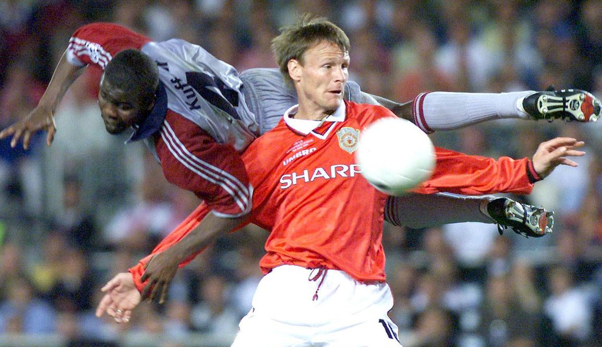 Kemenangan MU di final Liga Champions 1999 tak hanya membekas bagi fans Setan Merah melainkan penikmat bola. Melawan Bayern Munchen dengan skuat pincang, Sir Alex Ferguson berhasil menjalankan taktiknya dengan cemerlang untuk memenangkan laga tersebut lewat gol penentu Solskjaer. (AFP/Eric Cabanis)