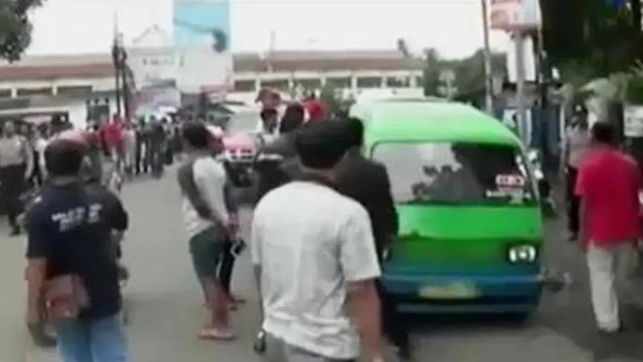 Sopir Angkot Bogor Adu Mulut