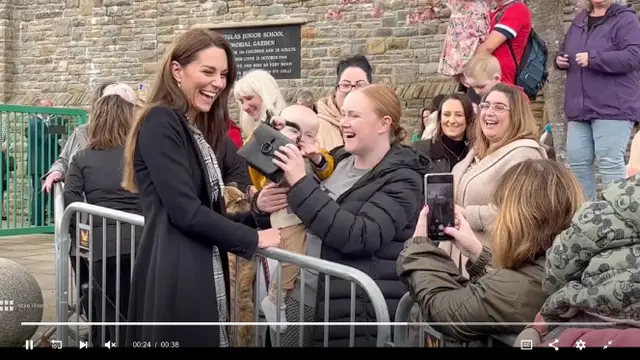 Kate Middleton dan Pangeran William Melakukan Kunjungan Pertama ke Aberfan, Wales. Tak Disangka, Ada Bayi yang Terkesima dengan Tas Milik Kate Middleton dan Ingin Mengambilnya. (Foto: Independent.co.uk)