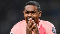 Gelandang Barcelona, Malcom, merayakan gol yang dicetaknya ke gawang Inter Milan pada laga Liga Champions di Stadion San Siro, Milan, Selasa (6/11). Kedua klub bermain imbang 1-1. (AFP/Marco Bertorello)