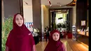"Safari dakwah di bulan Ramadhan ini , karena sudah libur sekolah, Umma ditemani sama maryam_nusaibah_abdullah ❤️.#masyaallahtabarakallah," tulis okisetianadewi sebagai caption video singkatnya. [Instagram/okisetianadewi]