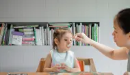 Seorang ibu sedang menyuapi anaknya dengan makanan mpasi (Foto: Unsplash.com/ Tanaphong Toochinda)