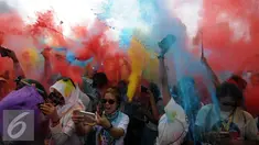 Beragam warna dilempar ke udara saat puncak gelaran Colour Run 2016 di Parkir Timur Senayan, Jakarta, Minggu (7/8). Tampak sejumlah muda mudi berpesta warna pada puncak event lari santai 5K Colour Run 2016. (Liputan6.com/Helmi Fithriansyah)