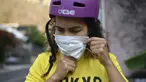 Atlet BMX asal Venezuela, Stefany Hernandez mengenakan masker sebelum latihan di Caracas, 25 April 2020. Di tengah karantina wilayah guna mengekang penyebaran Covid-19, peraih medali Olimpiade 2016 itu berlatih tiga kali seminggu untuk meraih tiket tampil di Olimpiade 2021. (AP/Matias Delacroix)