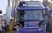 Momen Guru di Depok Hadang Bus Telolet Saat Lewat Depan Sekolah Dasar