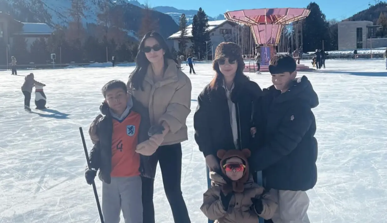 Untuk memaksimalkan gaya, Nagita menambah aksen bucket hat untuk memaksimalkan gaya. [Foto: instagram/ Raffinagita]