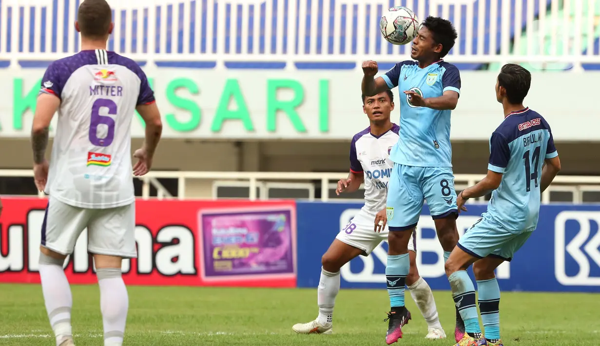 Pemain Persela Lamongan, Syahroni (tengah) menghalau bola saat melawan Persita Tangerang dalam match day ketiga BRI Liga 1 2021/2022 di Stadion Pakansari, Bogor, Jumat (17/9/2021). Tim Pendekar Cisadane menang tipis 1-0 atas Persela Lamongan. (Bola.com/Ikhwan Yanuar)