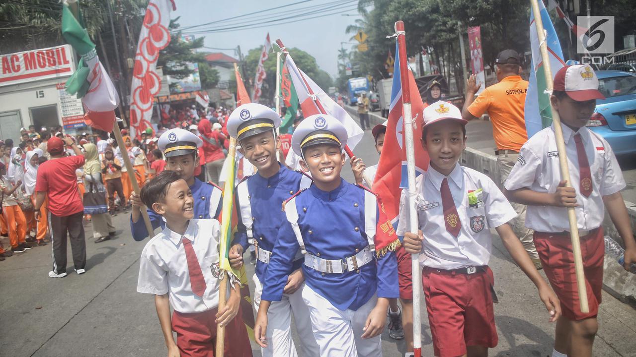 Pelajar Sekolah Dasar Sambut Obor Asian Games 2018