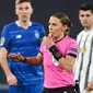 Wasit Prancis, Stephanie Frappart meniup peluit selama pertandingan Grup G Liga Champions antara Juventus vs Dynamo Kiev di Allianz Stadium, Kamis (3/12/2020) dinihari WIB. Frappart menjadi wasit perempuan pertama yang memimpin pertandingan Liga Champions men’s team. (Vincenzo PINTO/AFP)