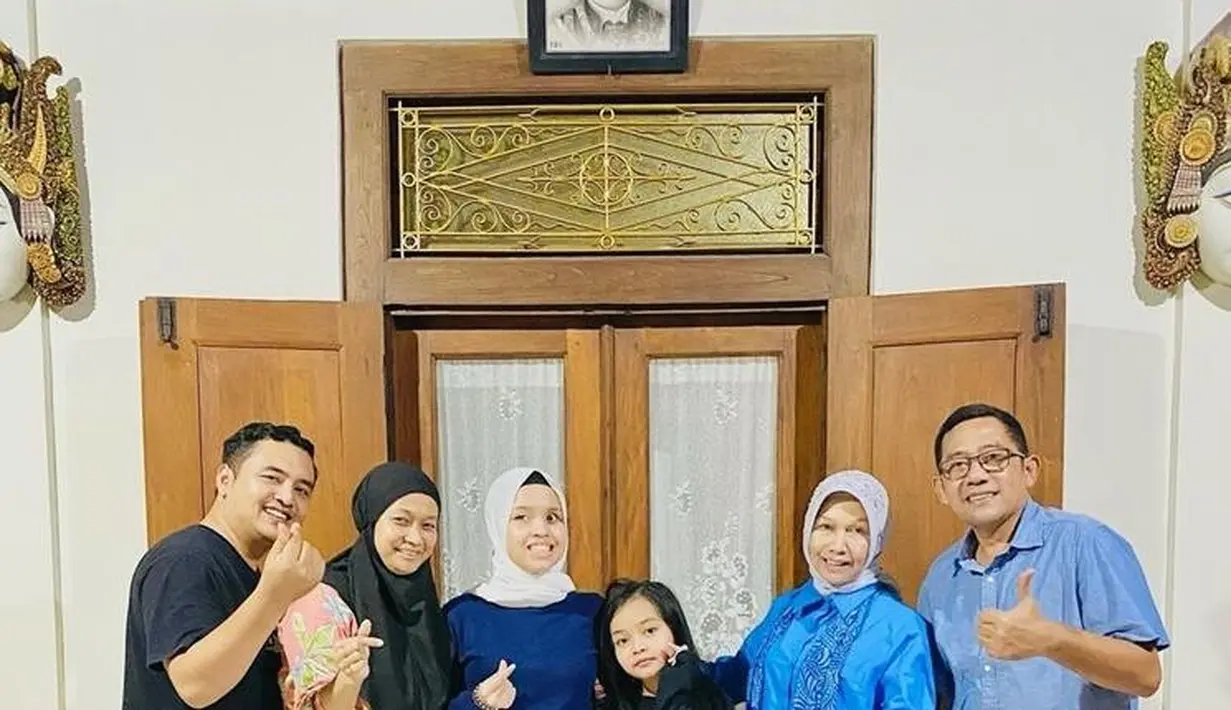 Rumah Putri didominasi warna putih dan coklat kayu, dengan pajangan di beberapa ruangan. [Instagram @arianiismaputri]