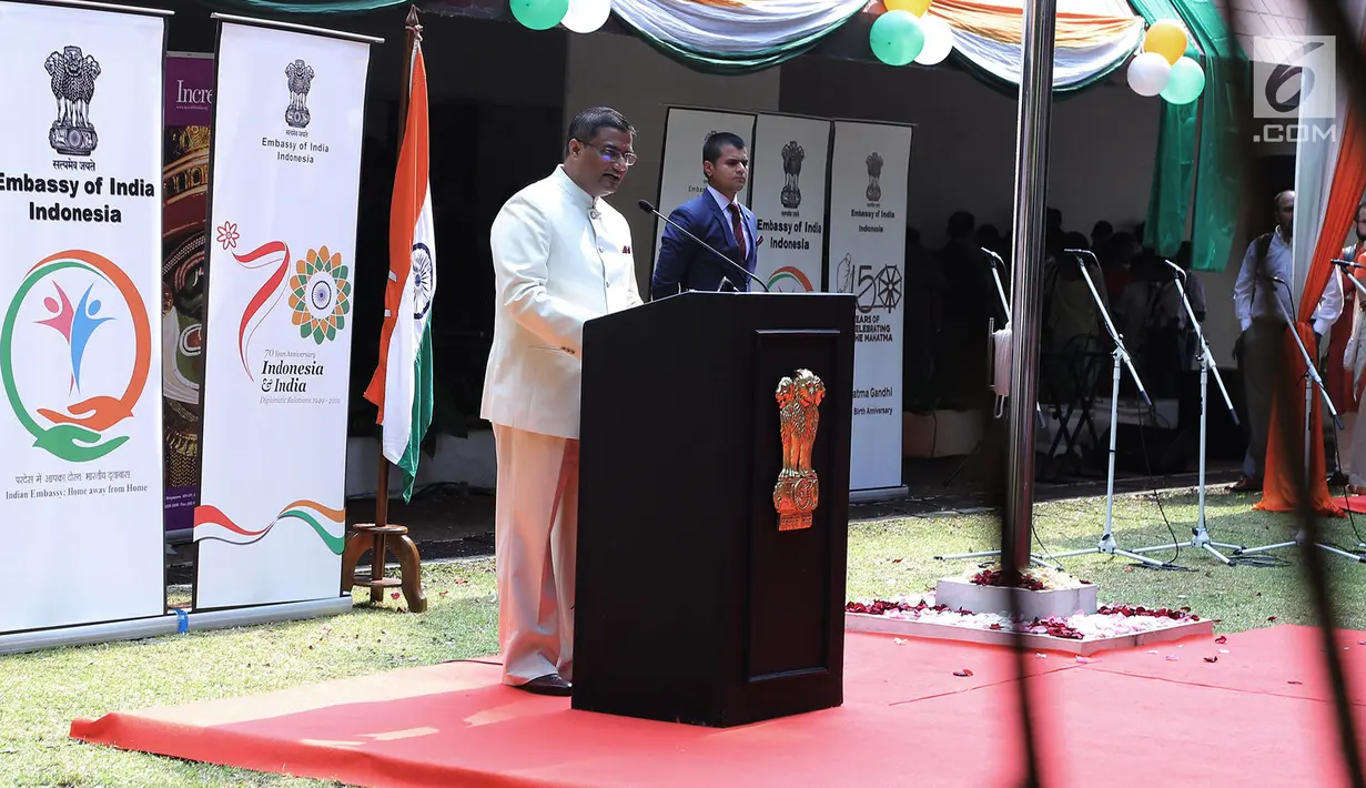 Wakil Duta Besar India untuk Indonesia Shri Prakash Gupta memberi pidato saat upacara peringatan Hari Kemerdekaan ke-73 India di Kedubes India, Jakarta, Kamis (15/8/2019). Upacara dimeriahkan dengan pertujukkan tari siswa Pusat Kebudayaan India Jawaharlal Nehru, Jakarta. (merdeka.com/Iqbal Nugroho)