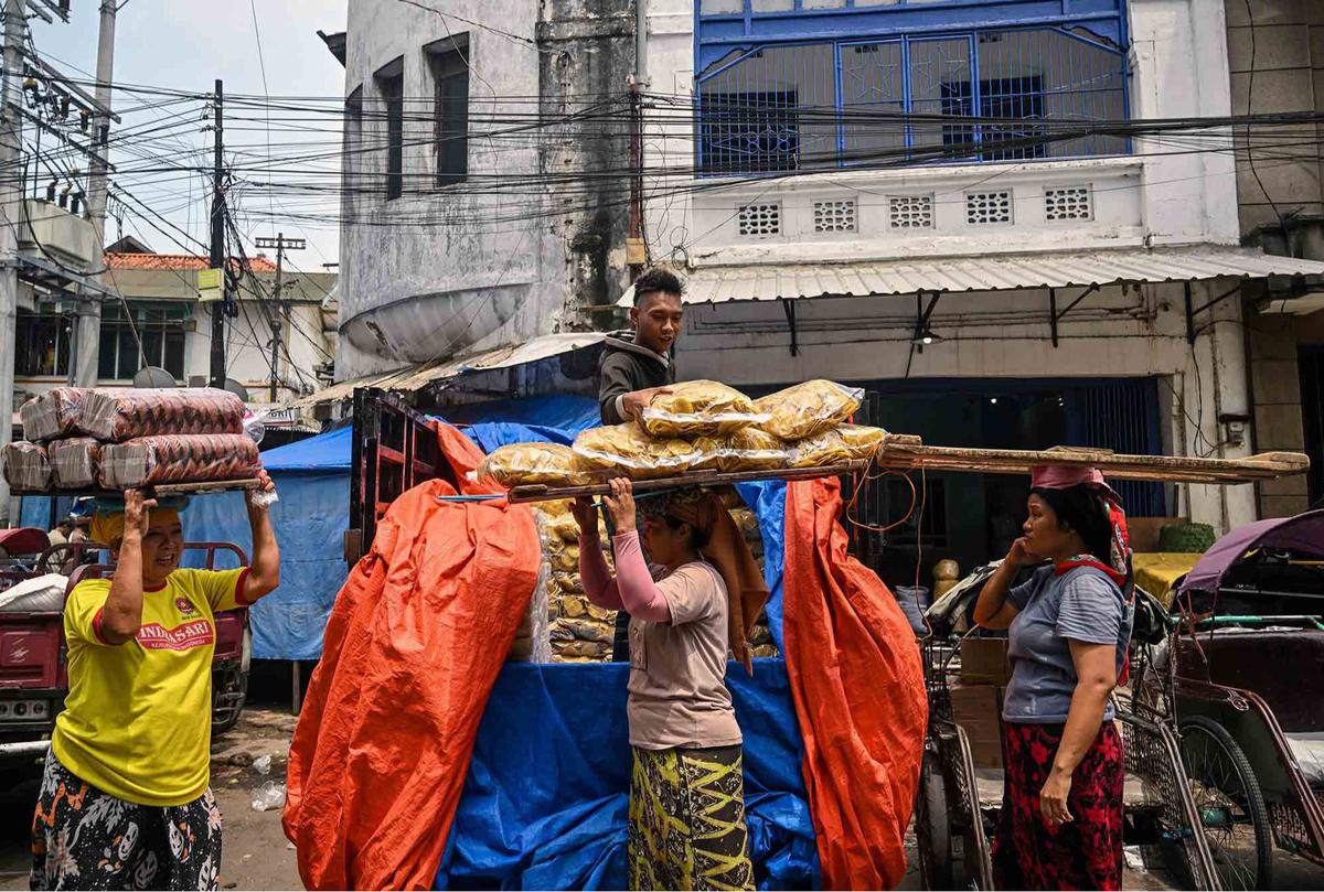FOTO: Melihat Perjuangan Buruh Angkut Perempuan Mencari Nafkah  di Surabaya