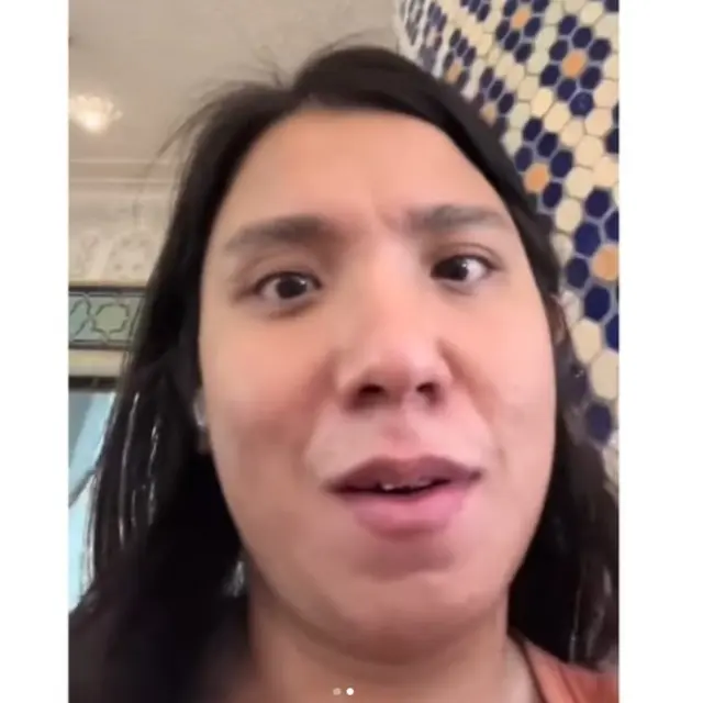 Pria Disuruh Pakai Kerudung di Masjid Gara-Gara Rambutnya Gondrong.  foto: TikTok @mooi1999taylorsversion