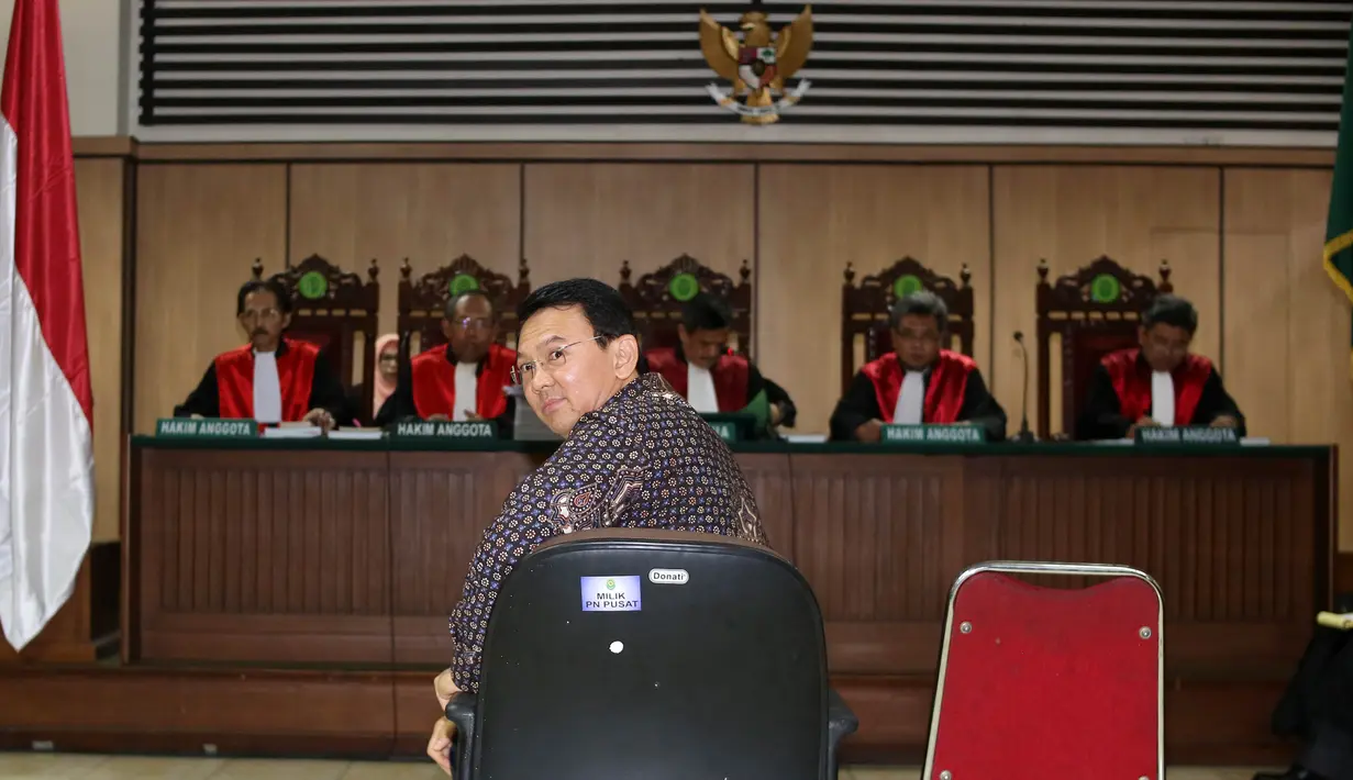 Terdakwa kasus dugaan penistaan agama Basuki Tjahaja Purnama (Ahok) melihat ke arah pengunjung sebelum dimulainya sidang lanjutan di PN Jakarta Utara, Selasa (26/12). Ahok hadir untuk mendengar putusan sela hakim. (Liputan6.com/Eko Siswono Toyudho/Pool)