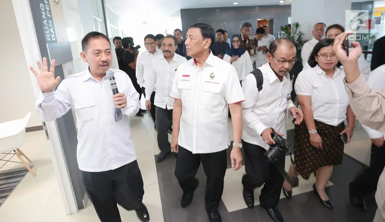 Menko Polhukam Wiranto mendengarkan penjelasan fasilitas gedung baru Lembaga Perlindungan Saksi dan Korban (LPSK) di Jakarta, Kamis (6/9). Dalam acara itu, Wiranto juga memberikan kompensasi ke korban tindak pidana terorisme. (Liputan6.com/Faizal Fanani)