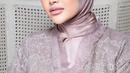 Aurel Hermansyah tampil menawan berbalut dress brokat dan hijab voal berwarna nude pink. [@doleytobing].