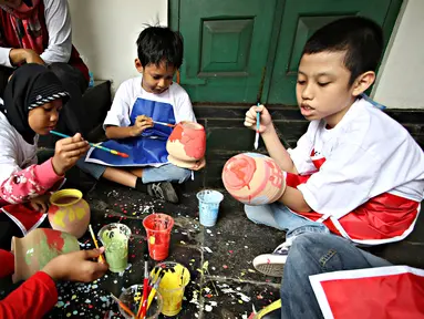 Penyandang disabilitas down sindrom, autis, dan asperger melukis keramik di Museum Seni Rupa dan Keramik, Jakarta, Jumat (23/10). Kegiatan untuk meningkatkan kemampuan dan keterampilan seni bagi penyandang disabilitas . (Liputan6.com/Immanuel Antonius)