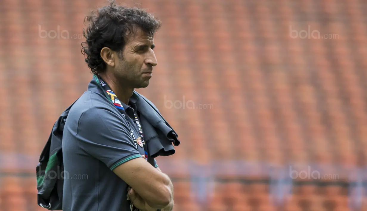 Pelatih Timnas Indonesia, Luis Milla, sebelum melawan Thailand pada laga Grup B SEA Games 2017 di Stadion Shah Alam, Selangor, Selasa (15/8/2017). Kedua negara bermain imbang 1-1. (Bola.com/Vitalis Yogi Trisna)